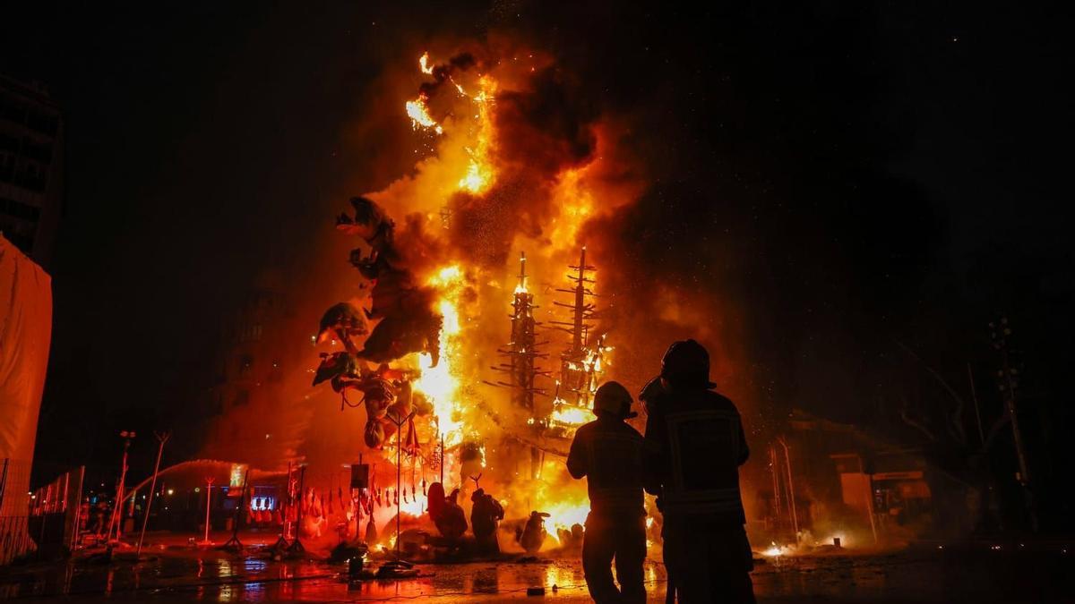 La cremà de la falla municipal de Valencia.