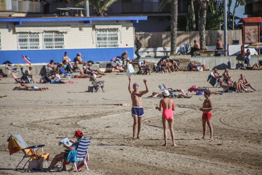 Las inusuales altas temperaturas han animado en los últimos días la afluencia a las playas de la Vega Baja. Aquí imágenes de la playa del Cura en Torrevieja.