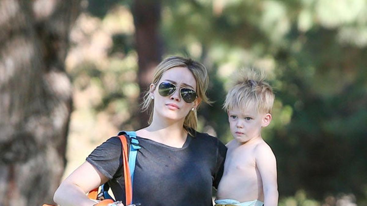 Hilary Duff y su hijo Luca se divierten en el parque