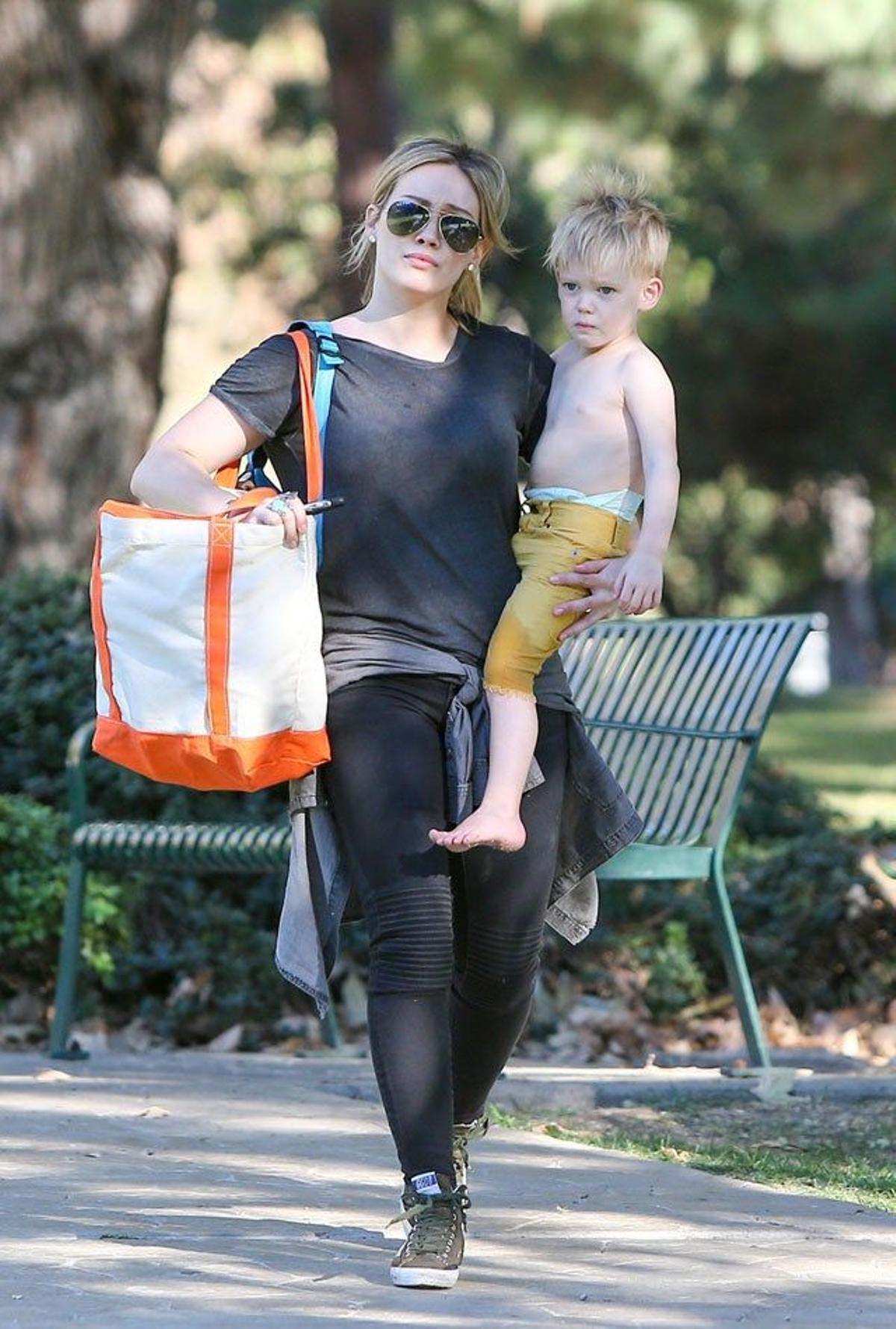 Hilary Duff se divierte con su hijo Luca en el parque