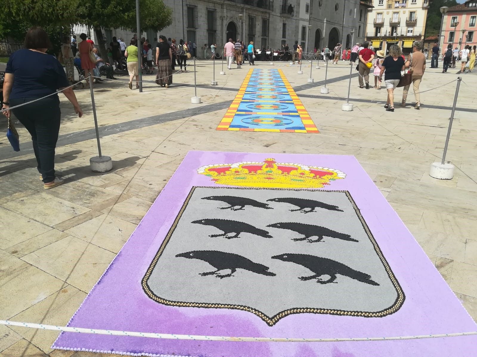 Pravia disfruta el Corpus y se llena de color con las alfombras ornamentales