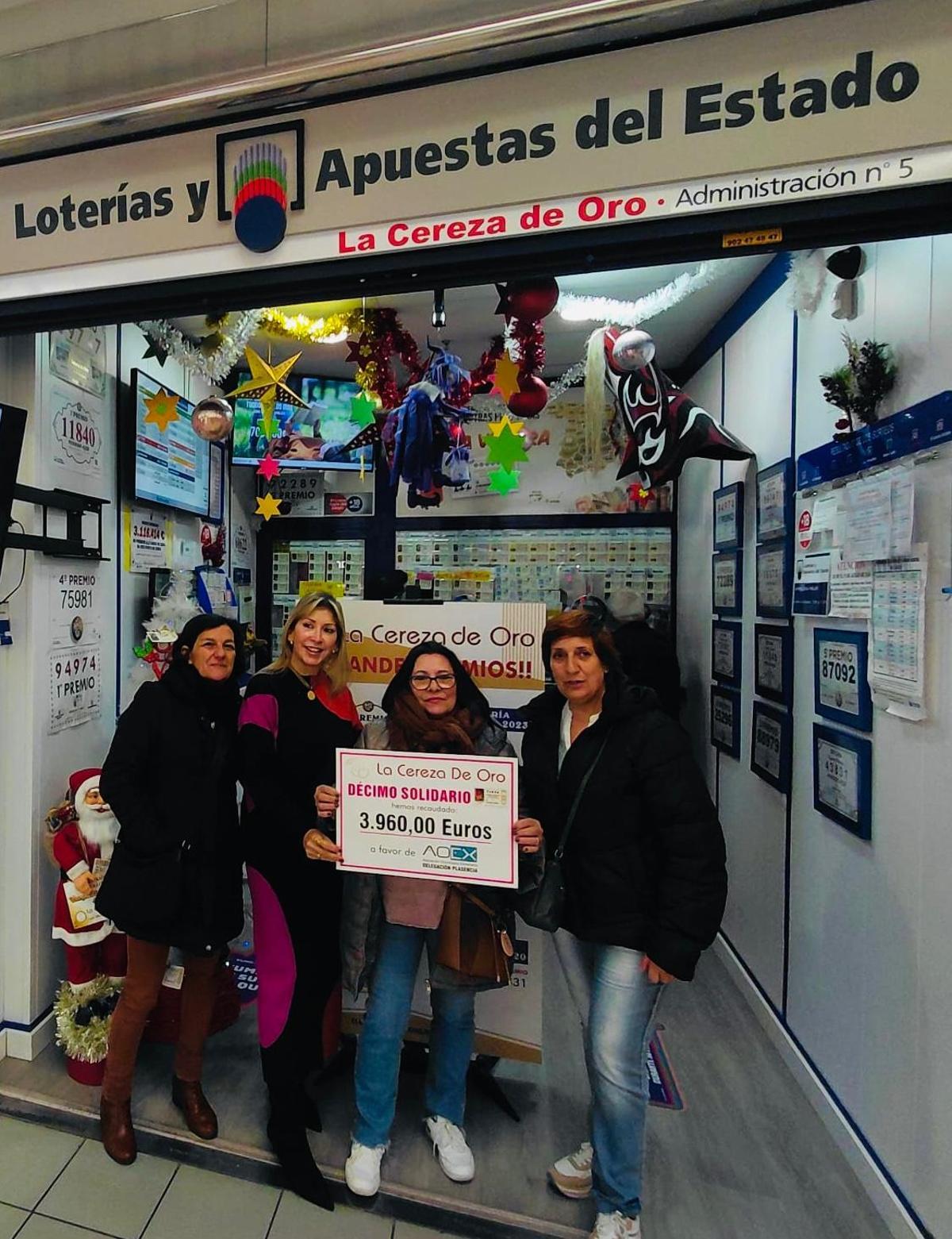 Entrega del cheque por el décimo solidario de la AOEx en Plasencia.