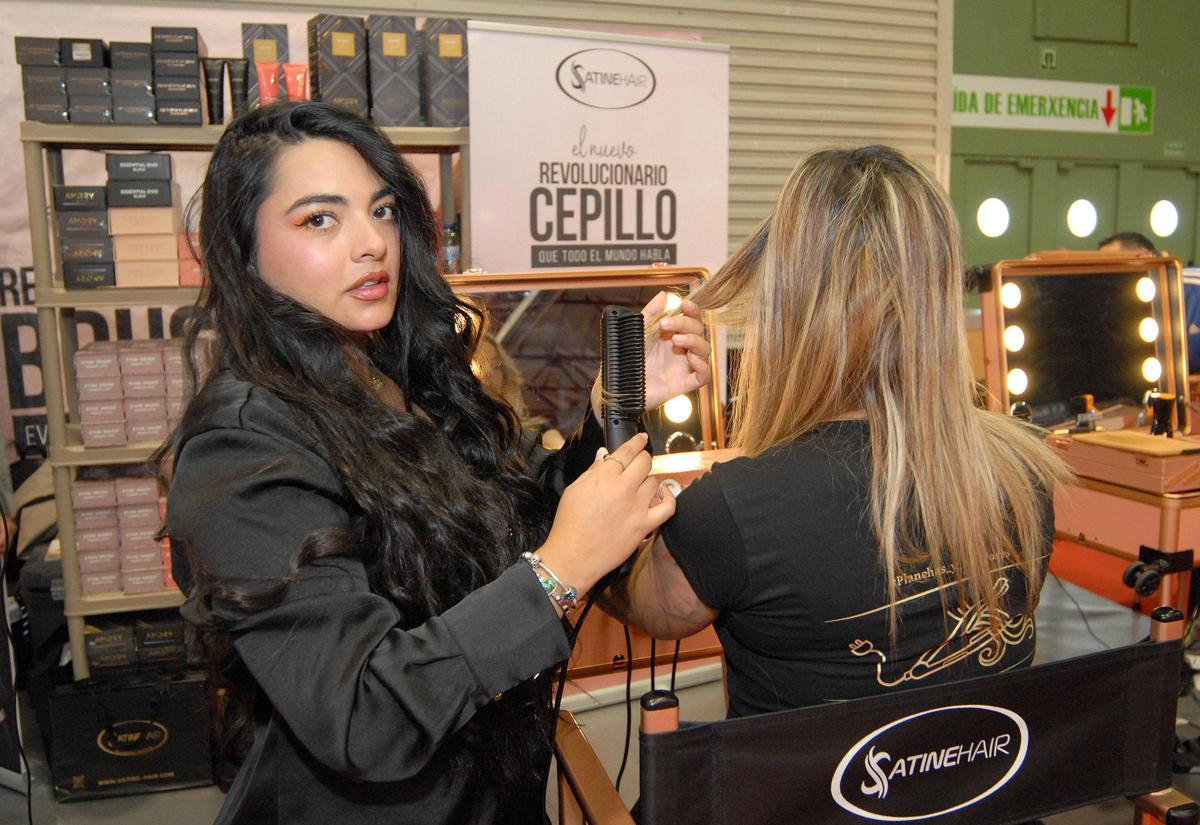 Laura Camila González realiza una demostración con el cepillo secador.