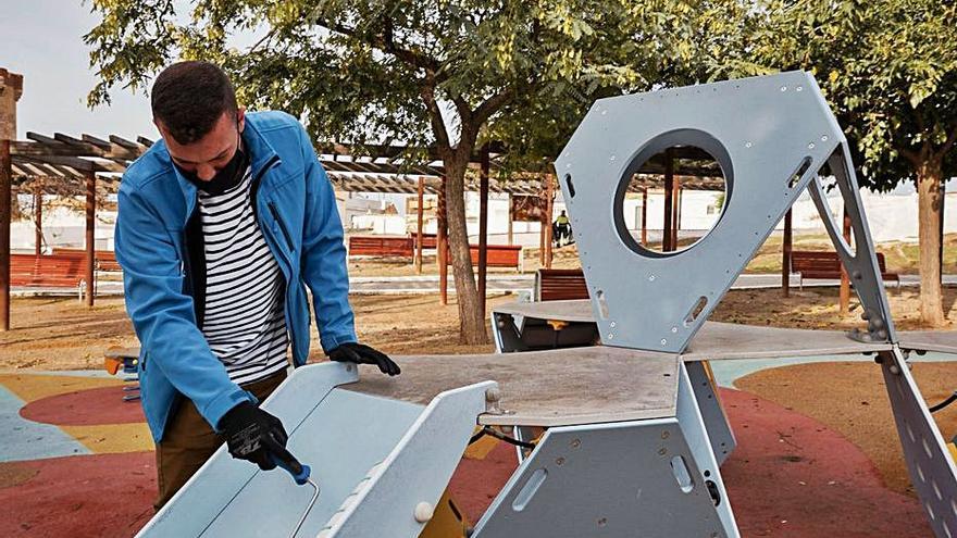 Un operario aplica la pintura en el parque. | A.P.