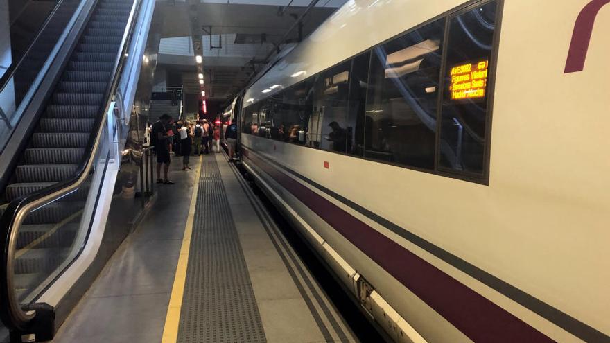 Tren aturat a l&#039;estació de Girona