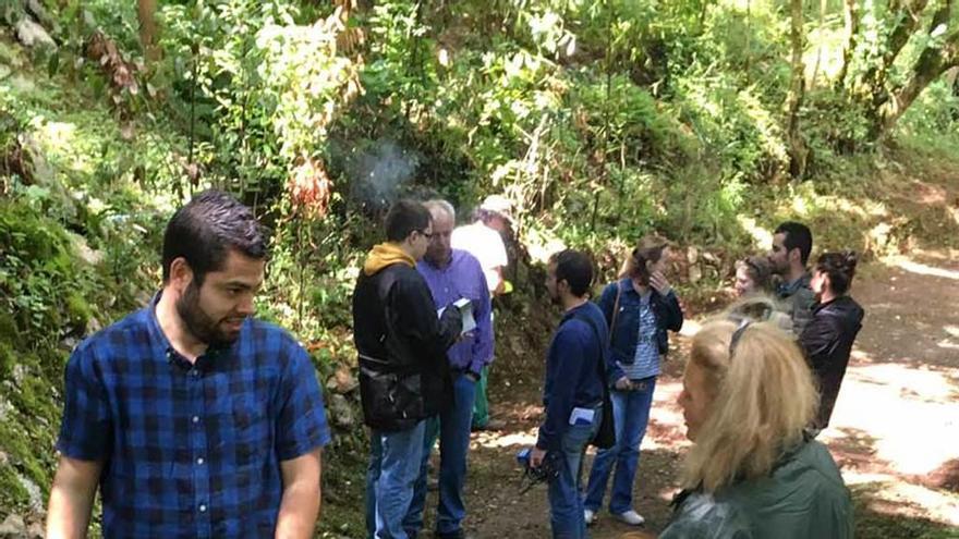 Rubén Rosón, a la izquierda, con los trabajadores del plan de empleo en el monte Naranco.