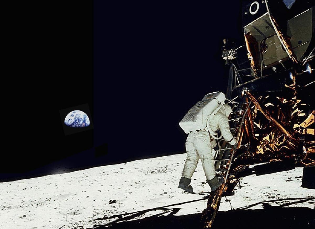Un astronauta del programa Apolo desciende sobre la Luna.
