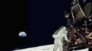 EL 33 DEDICA LA NIT DEL DILLUNS A LA LLUNA (28 DESEMBRE). ASTRONOMIA ASTRONAUTICA , SISTEMA SOLAR , LUNA , DESCUBRIMIENTO , LLEGADA DEL HOMBRE A LA LUNA , PROGRAMA ESPACIAL EEUU , APOLO 11 . EDWIN ALDRIN , ASTRONAUTA _ PUBLICADA EPC 28/12/2009 P 69