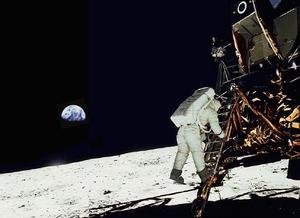 EL 33 DEDICA LA NIT DEL DILLUNS A LA LLUNA (28 DESEMBRE). ASTRONOMIA ASTRONAUTICA , SISTEMA SOLAR , LUNA , DESCUBRIMIENTO , LLEGADA DEL HOMBRE A LA LUNA , PROGRAMA ESPACIAL EEUU , APOLO 11 . EDWIN ALDRIN , ASTRONAUTA _ PUBLICADA EPC 28/12/2009 P 69