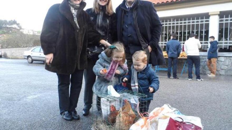 Maruja Cuervo, Laura Cuervo y Germán Rivera, con Sofía y Beltrán Rivera y los productos que ganaron en la subasta, ayer, en Perlora.