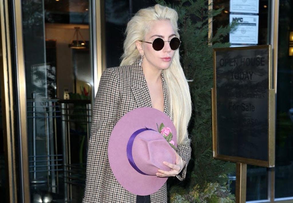 Lady Gaga sale en apoyo de Kanye West