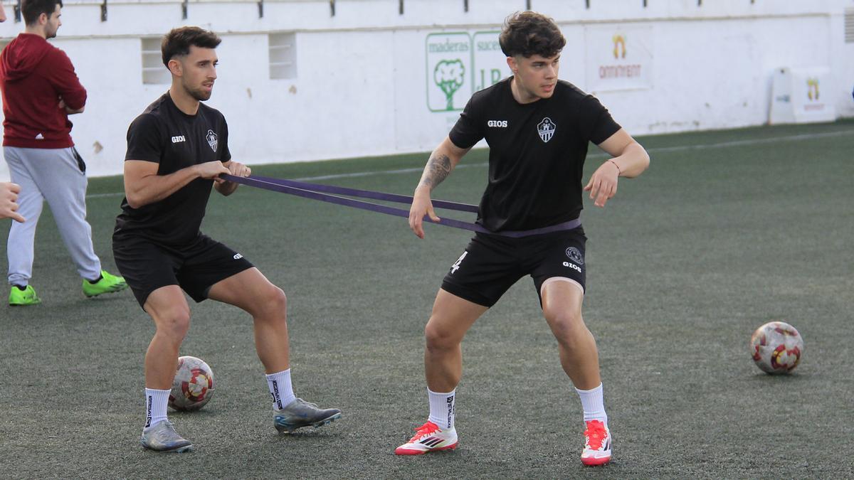 Jugadores del Ontinyent 1931, durante un entrenamiento de esta semana.