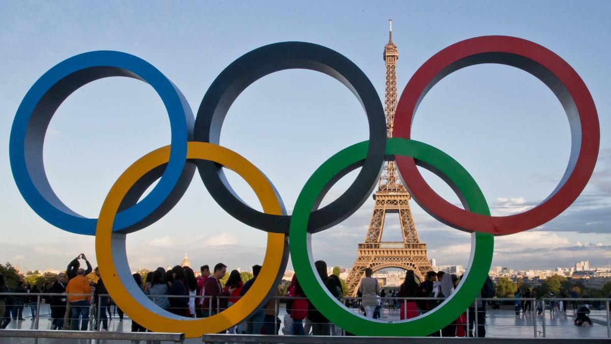 Los anillos olímpicos enmarcan la Torre Eiffel