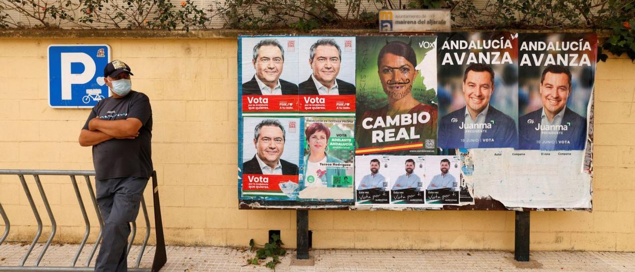 Cartells de propaganda electoral a Andalusia. | MARCELO DEL POZO (REUTERS)
