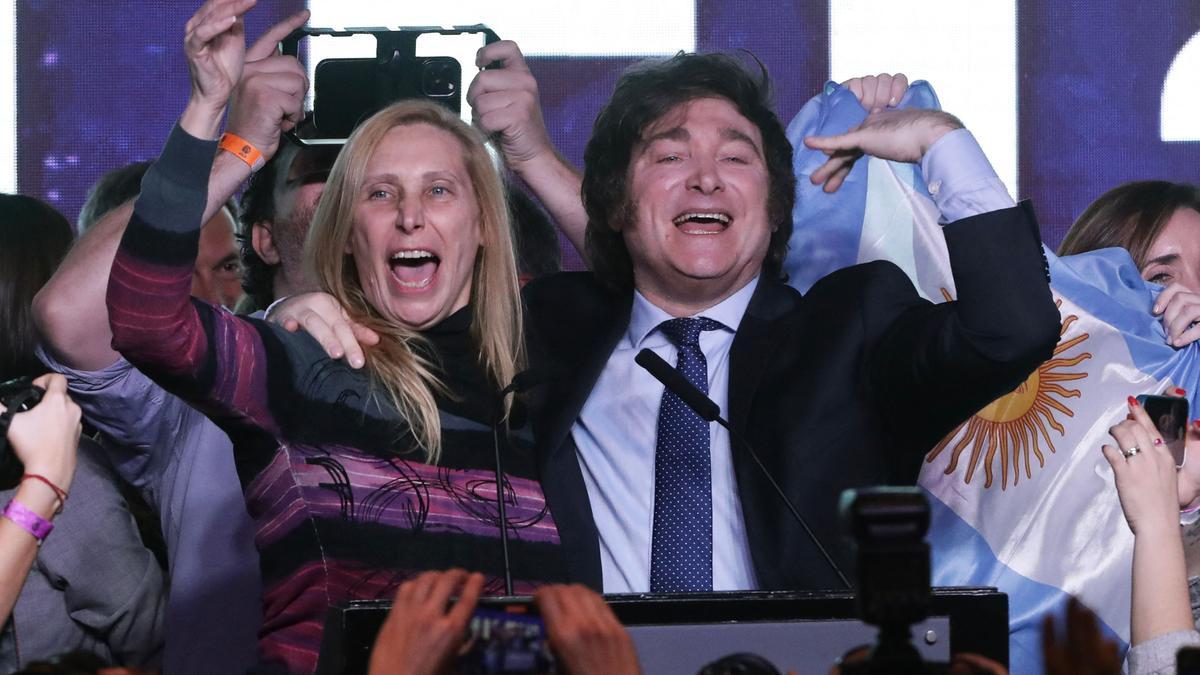 El líder ultraderechista Javier Milei celebra junto a su hermana su victoria en las elecciones primarias de Argentina.