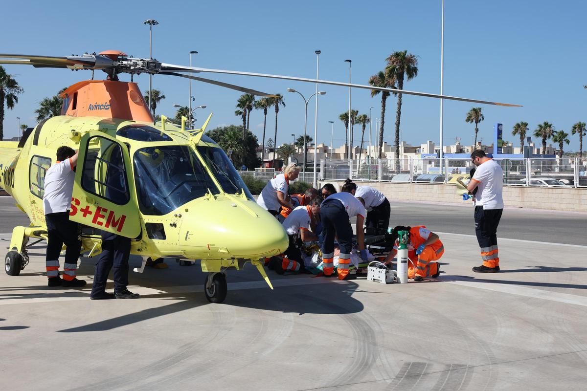 Atención de los sanitarios de uno de los heridos trasladado en helicóptero desde el parque de bomberos