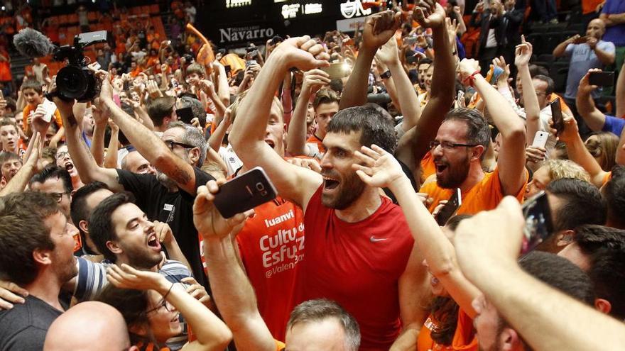 San Emeterio, uno de los grandes artífices del triunfo, celebra el pase a la final con los seguidores.