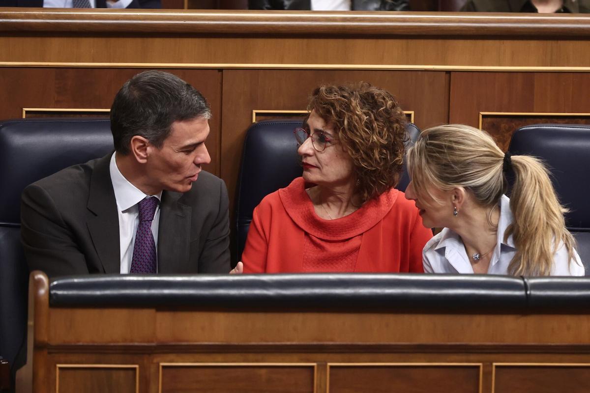 El presidente del Gobierno, Pedro Sánchez, la vicepresidenta primera y ministra de Hacienda, María Jesús Montero, y la vicepresidenta segunda y ministra de Trabajo, Yolanda Díaz, este miércoles durante la sesión de control al Gobierno.