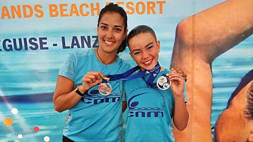 Júlia Llohis amb l&#039;entrenadora del CN Minorisa Maria Espiau