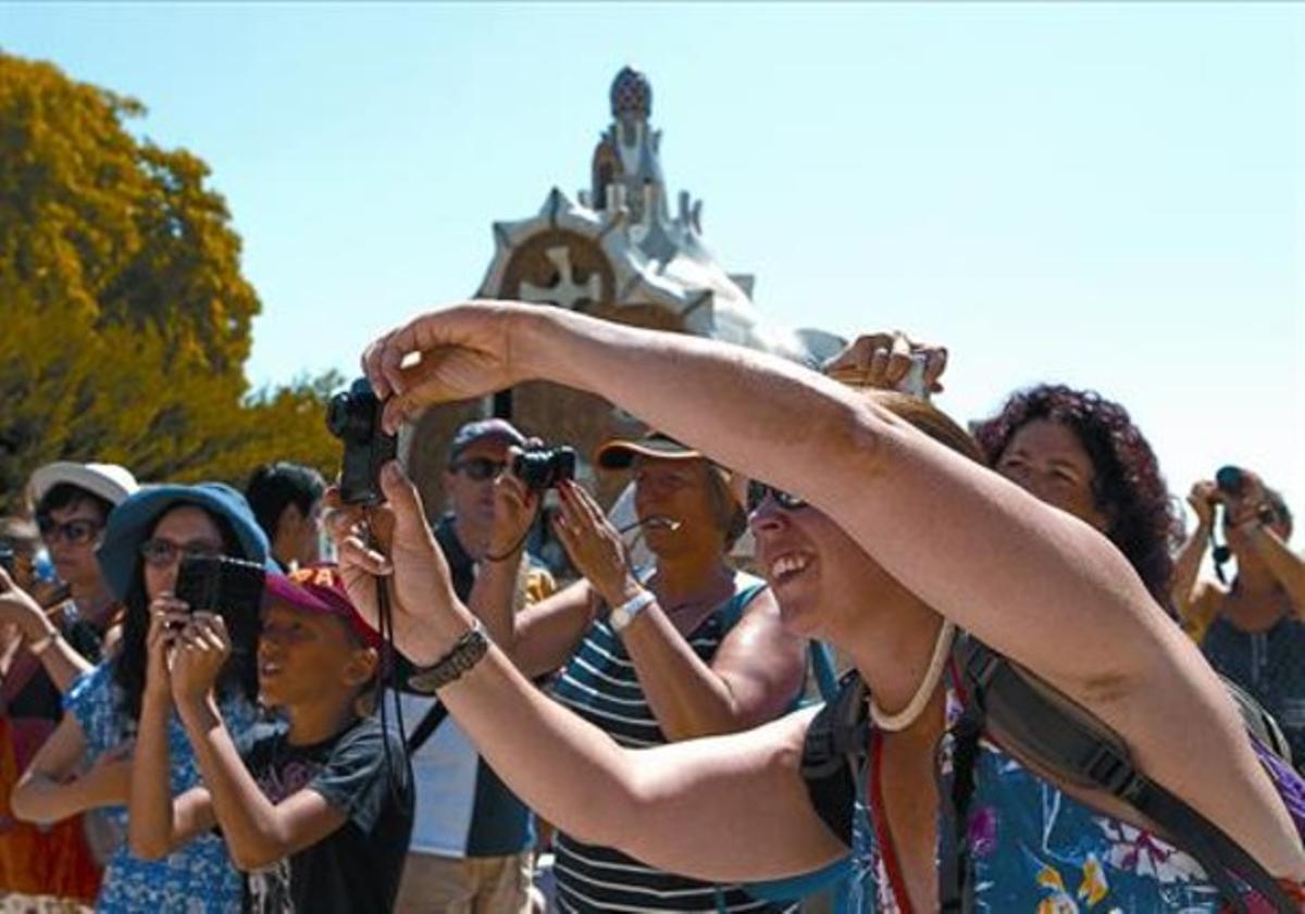 Turistes al Parc Güell, a Barcelona. Turistes al Parc Güell, a Barcelona.