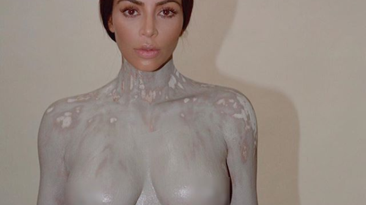 Kim Kardashian desnuda y bañada en yeso