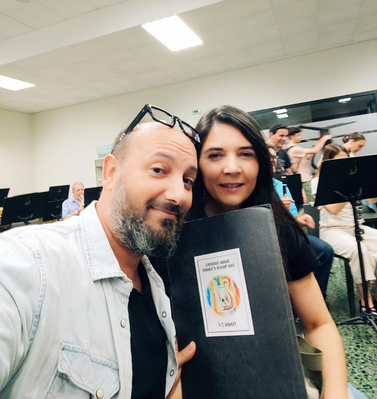 Óscar de Manuel con una componente de la banda de la UMA.