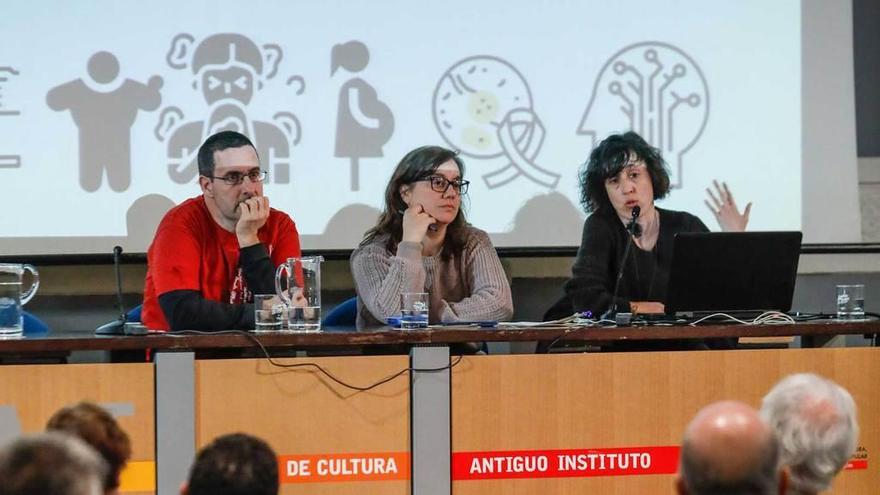 En la mesa, por la izquierda, Eneko Aierbe, Verónica Rodríguez y Sara Ceballos, durante la charla de ayer en el Antiguo Instituto.