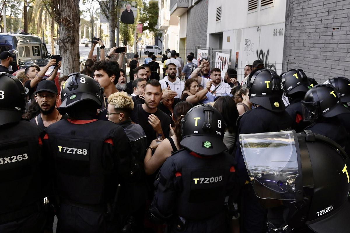 Protesta en La Mina contra el desahucio de tres familias
