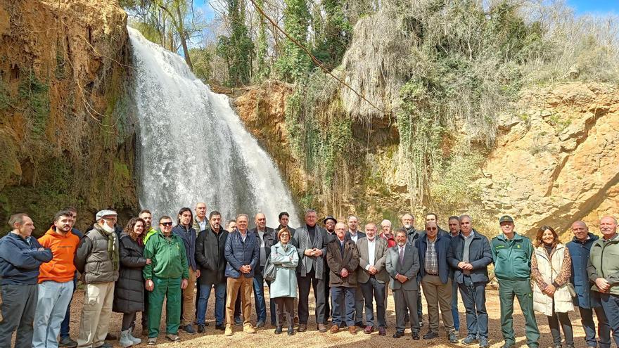 Blasco, junto a representantes institucionales de la comarca y responsables y trabajadores del monasterio.