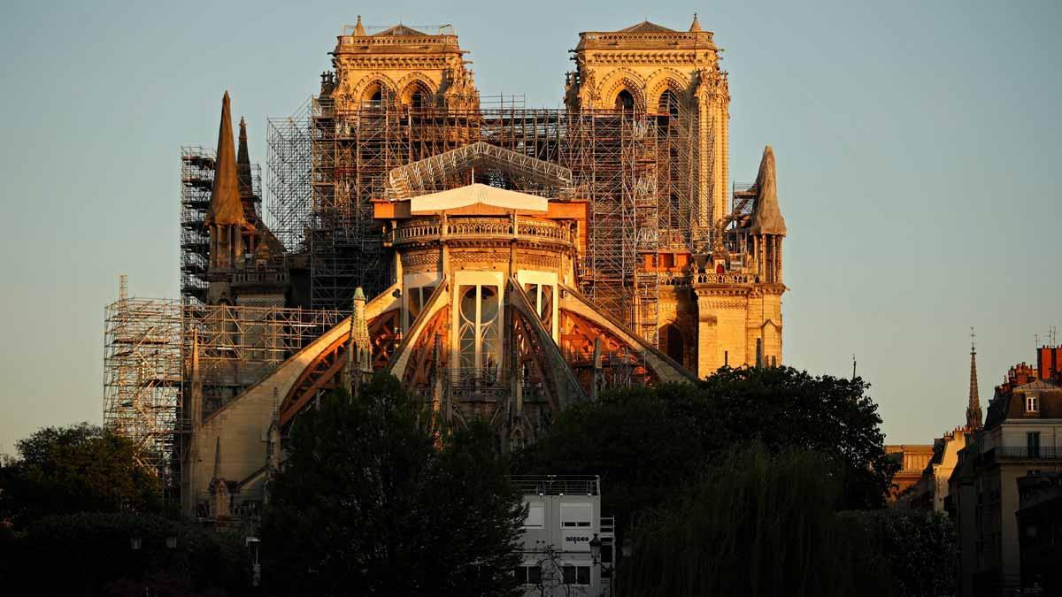 Labores de restauración de la catedral de Notre Dame de París, un año después del incendio