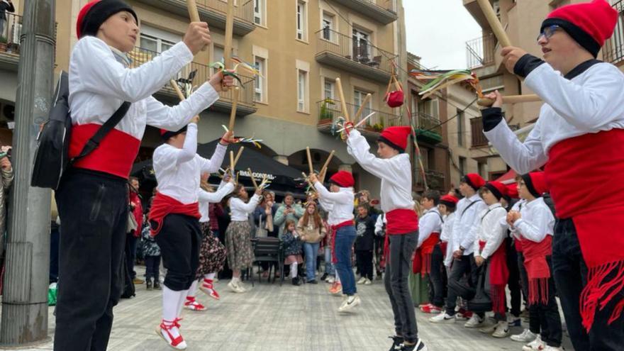 L’alumnat de l’Escola Pia de Moià omple els carrers de caramelles