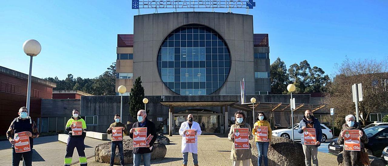 La concentración llevada a cabo ayer por CIG ante el Hospital do Salnés.  | // NOÉ PARGA