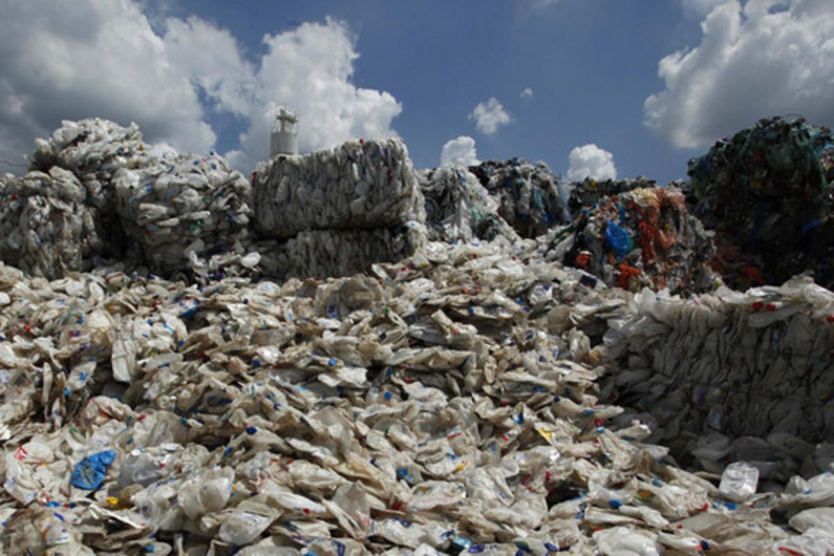 Una muntanya d’ampolles de plàstic són importades des d’Austràlia a Hong Kong per ser aprofitades en la fabricació d’un combustible dièsel.