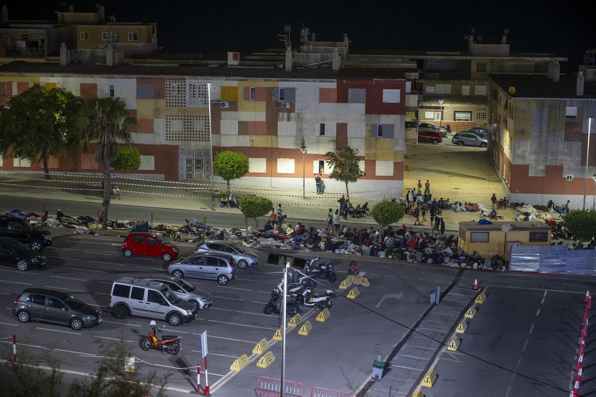 Decenas de migrantes siguen durmiendo en los alrededores de Loma Colmenar (Ceuta) Decenas de migrantes siguen durmiendo en los alrededores de Loma Colmenar (Ceuta)