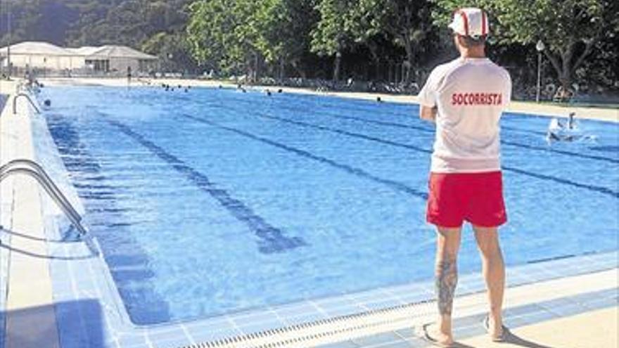 La piscina de Sant Josep estrena nueva imagen en la Vall con numerosos bañistas el primer día