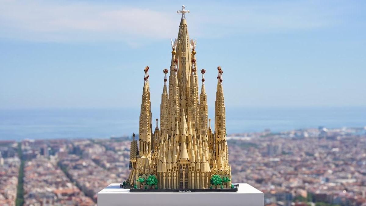Las 12.060 piezas de la Sagrada Família de Lego, ya montadas, con Barcelona al fondo.