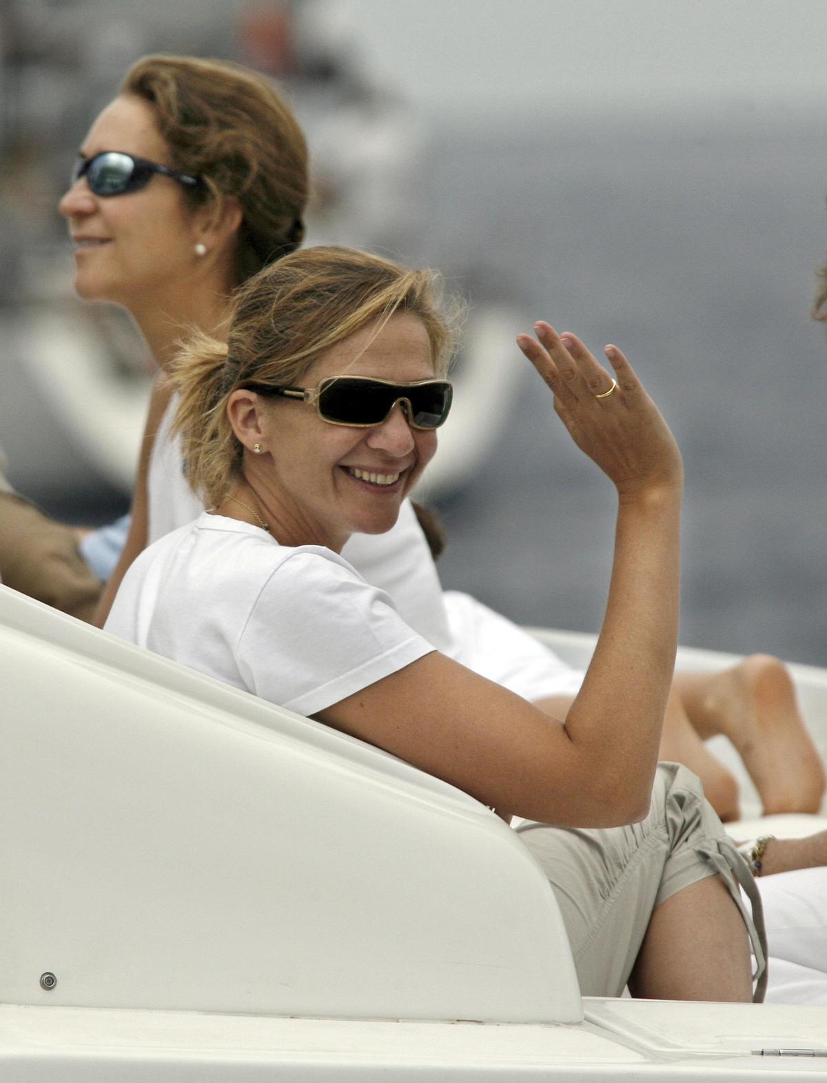 Elena y Cristina, las hermanas del rey Felipe, un verano de 2006 en Palma, cuando aún eran mujeres casadas.