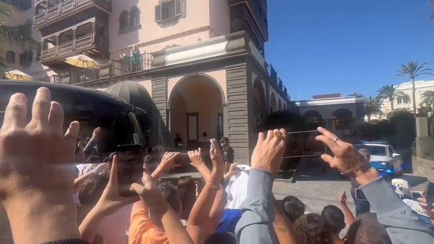 El Real Madrid, despedido con abucheos e insultos a su salida del Hotel Santa Catalina