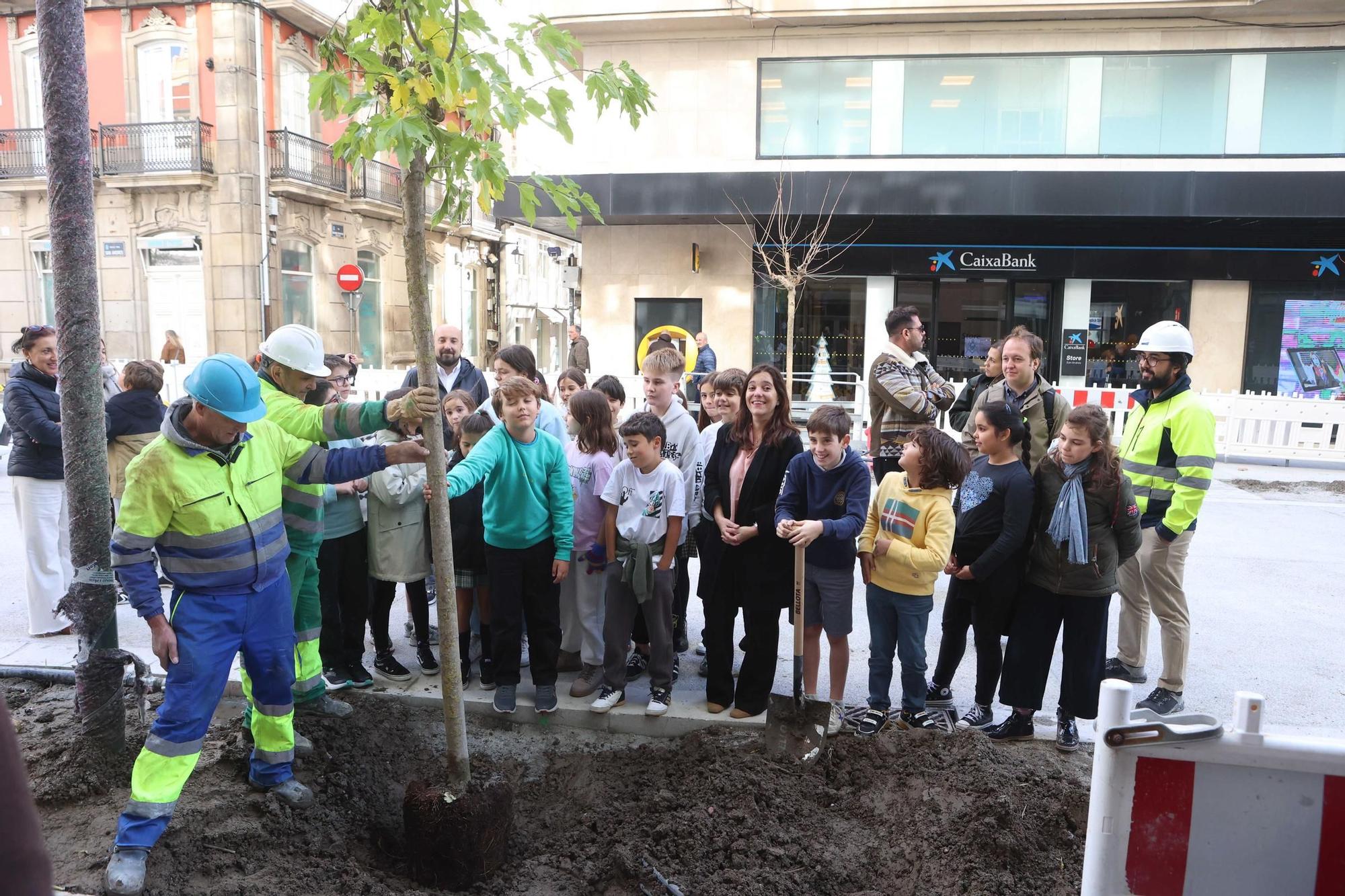 Alumnos del Eusebio da Guarda plantan un árbol en la recta final de la reforma de San Andrés