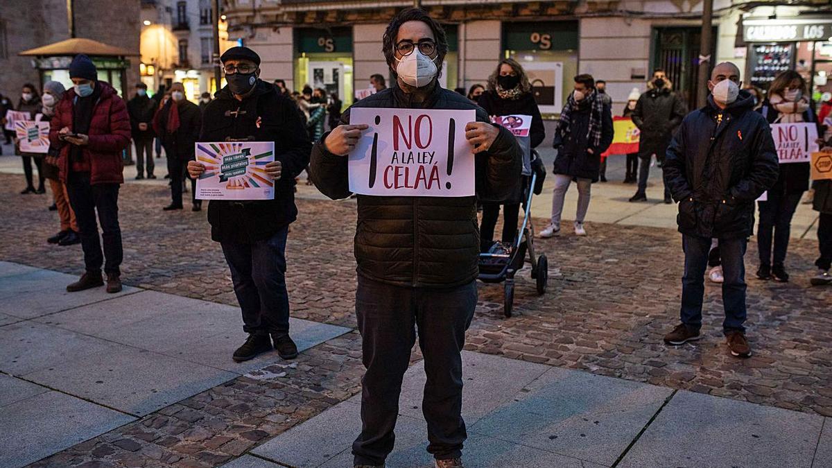 Manifestantes en la plaza de la Constitución contra la ley Celaá. | Emilio Fraile