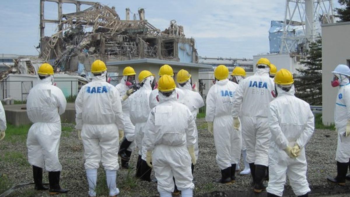Inspectores de la Agencia Internacional de la Energía Atómica, en Fukushima, la semana pasada.