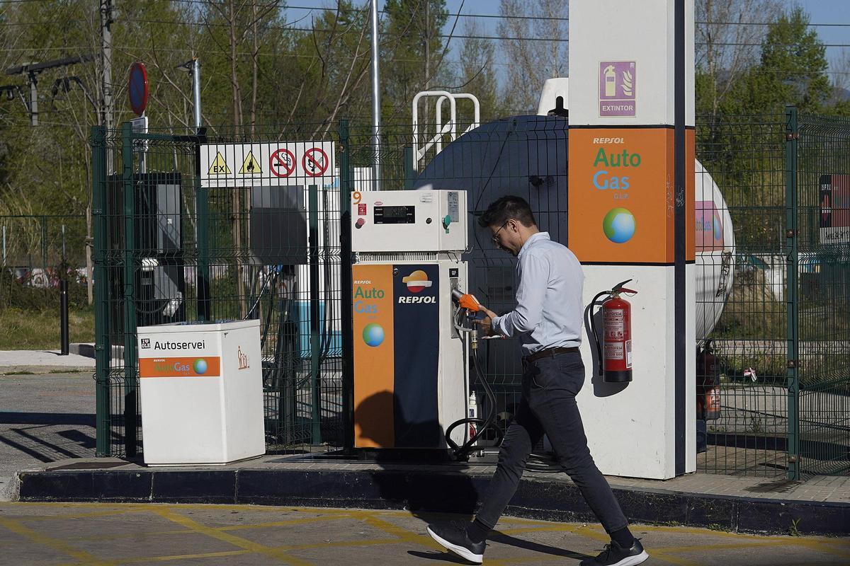 Un sortidor de GLP a una benzinera a Girona.
