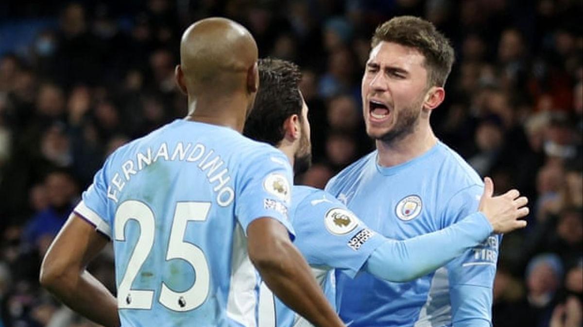 Laporte celebra junto a Fernandinho el quinto gol del City.