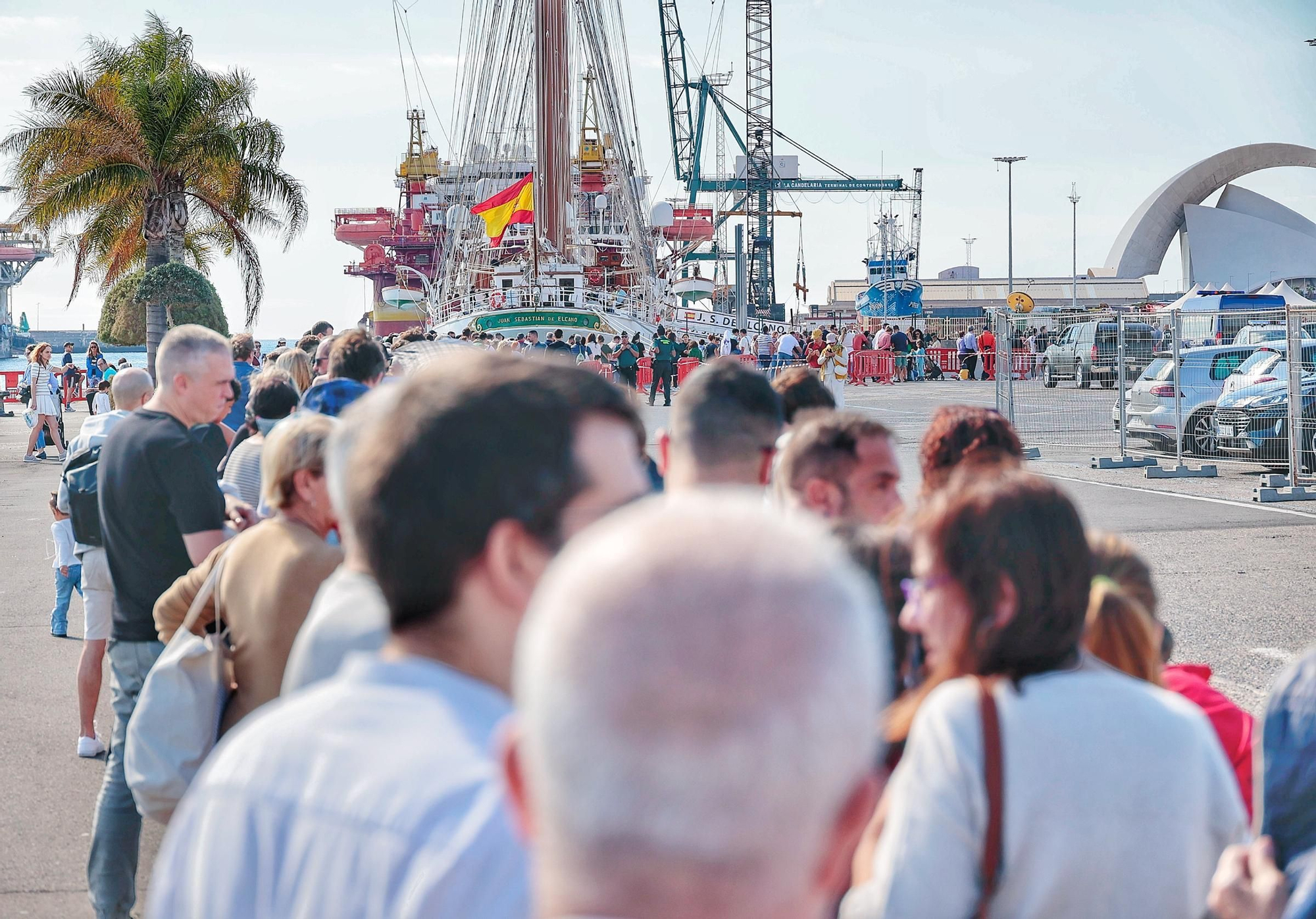 Queues outside the Juan Sebatián Elcano, the ship on which Princess Leonor was trained