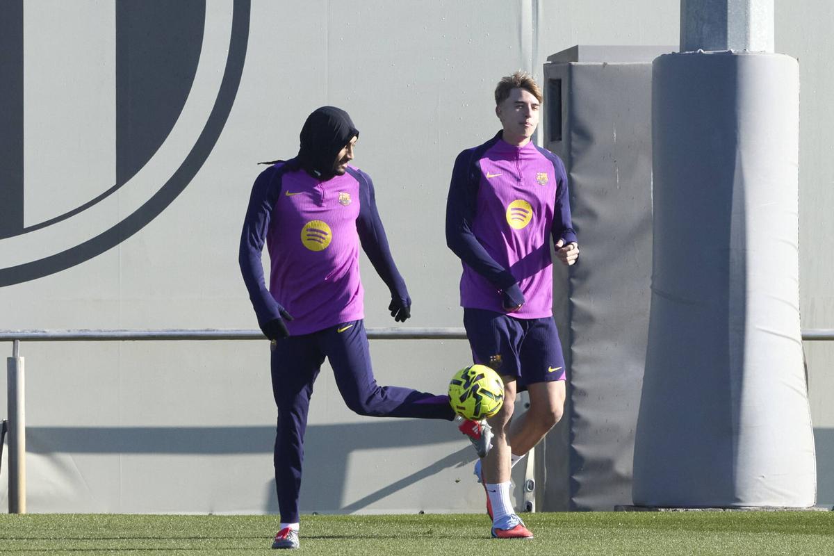 Raphinha, tapado, junto al canterano Tommy Marqués.