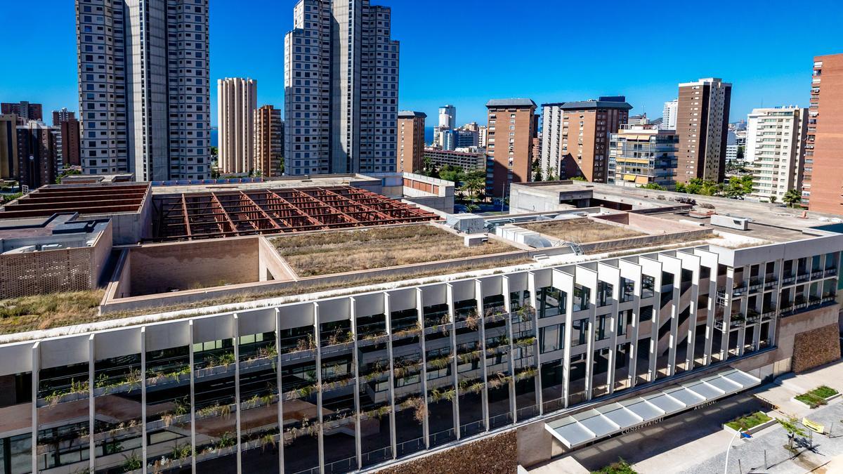 El edificio presenta múltiples humedades y desperfectos que se pueden observar desde la calle, a pesar de que aún no ha sido estrenado.