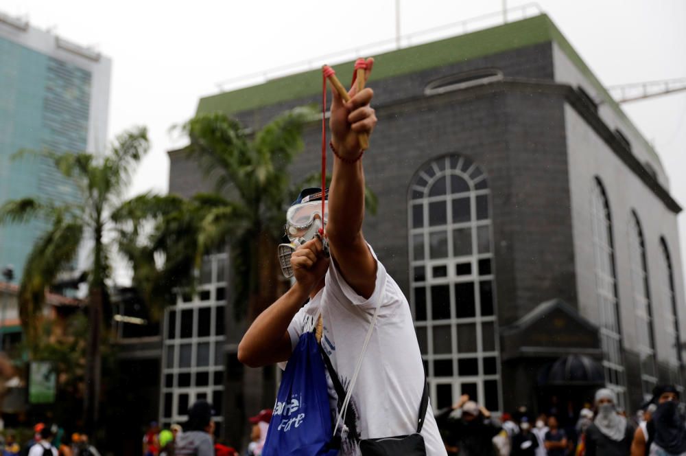 Un protestante utiliza un tirachinas en los disturbios registrados esta semana en Caracas, Venezuela.HE DAY