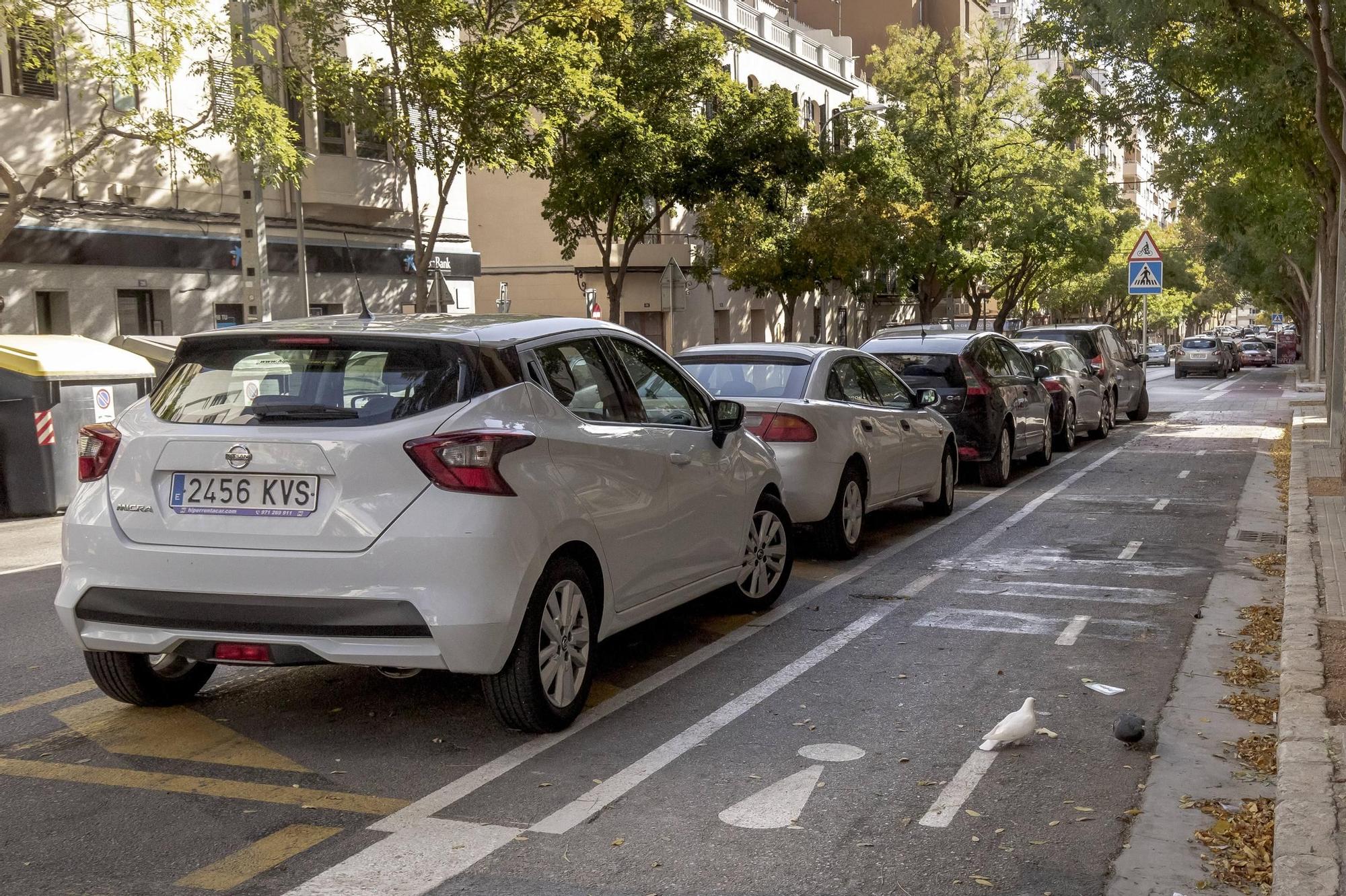 En la calle Joan Crespí se han perdido estacionamientos con la implantación del carril bici.