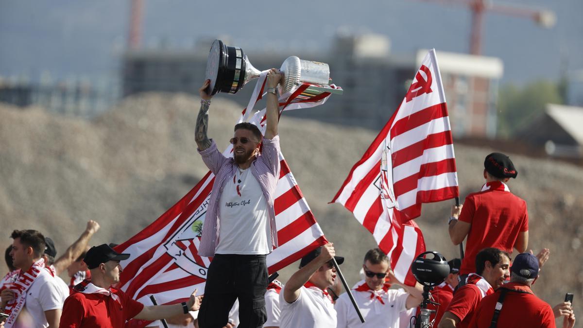 Iker Muniain del Athletic Club levanta la Copa durante la mítica gabarra 'Athletic' como celebración del título de la Copa del Rey este jueves, en Bilbao