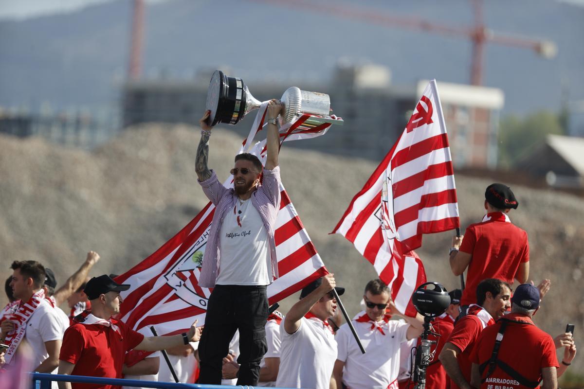 Iker Muniain del Athletic Club levanta la Copa durante la mítica gabarra 'Athletic' como celebración del título de la Copa del Rey este jueves, en Bilbao